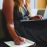 mujer estudiando idiomas