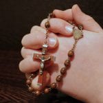 rezando con rosario