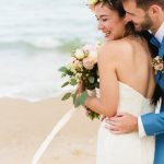 Marido abrazando a su mujer a orillas del mar