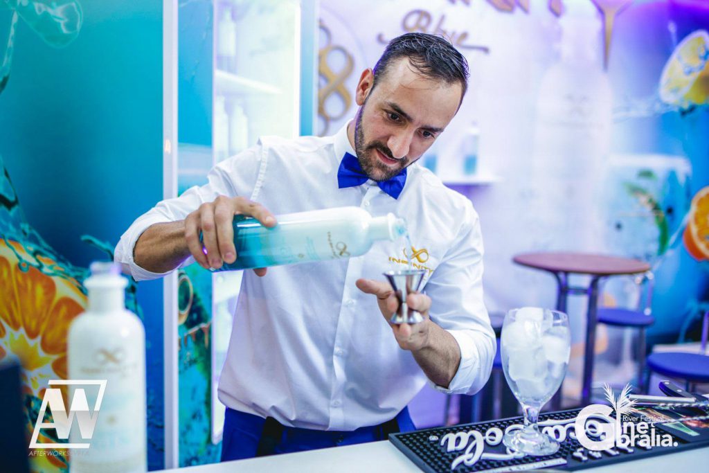 Barman preparando una copa