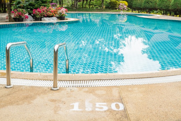 borde de una piscina con escalera.